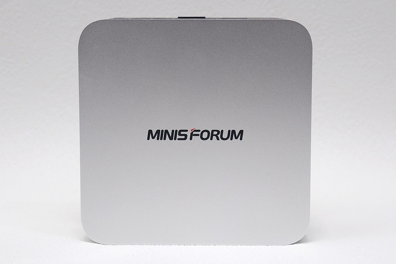 天板はMINISFORUMのロゴが入っている