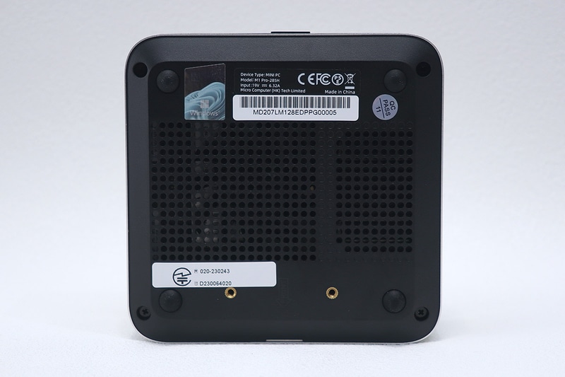 本体底面。メモリ/SSDファン用の吸気口となっているほか、一部がスピーカーの穴となっている