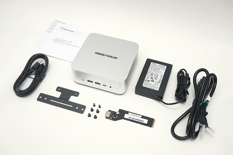 付属品。ACアダプタは120Wタイプで小型。また、VESAマウンタに取り付けるためのプレートも付属する