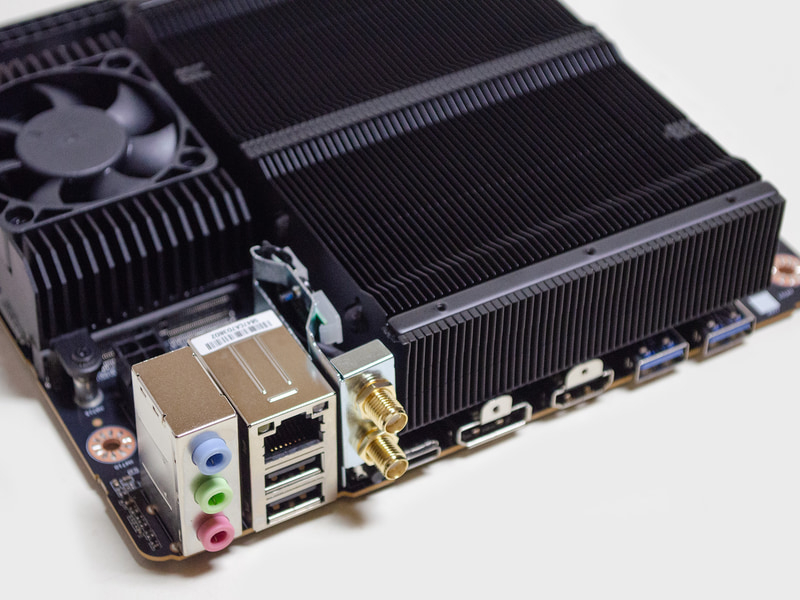 MINISFORUM BD790i X3D/前面側