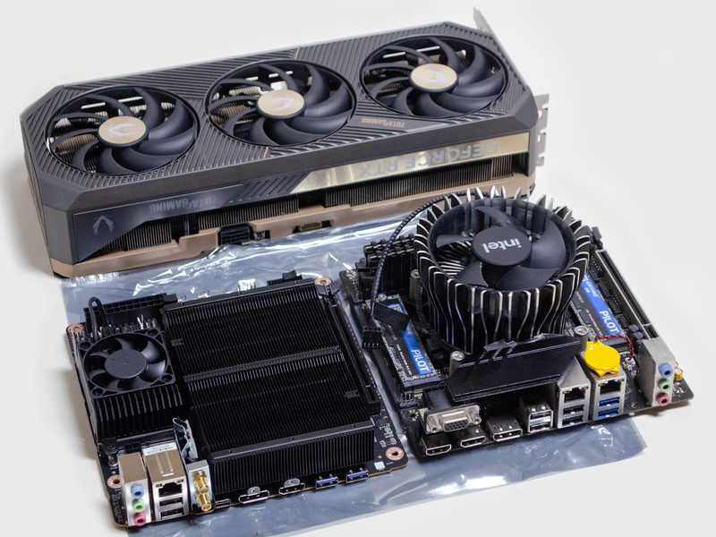 新(左)旧(右)マザーボードとRTX 5090