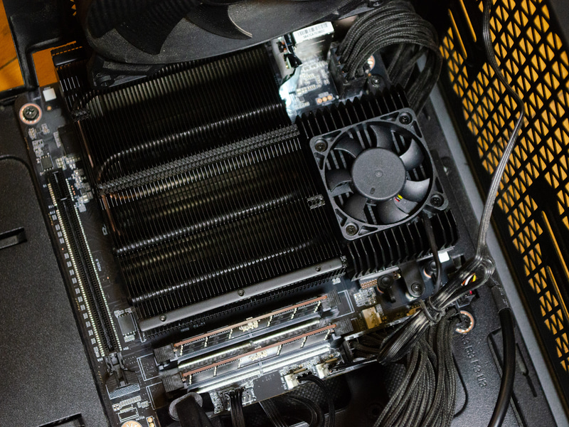 マザーボードをケースに入れ、ケーブルなどを接続