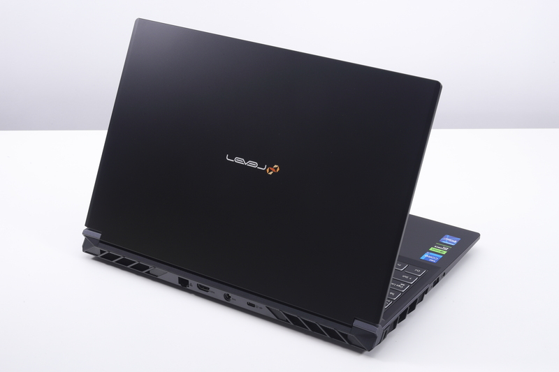 本体カラーはマットブラック。華美な装飾を控えたシックなデザインを採用している