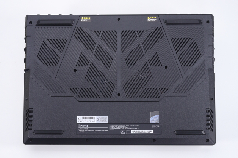 底面。中央部から背面側に通気口を設けており、前面側の両サイドにスピーカーを配置している