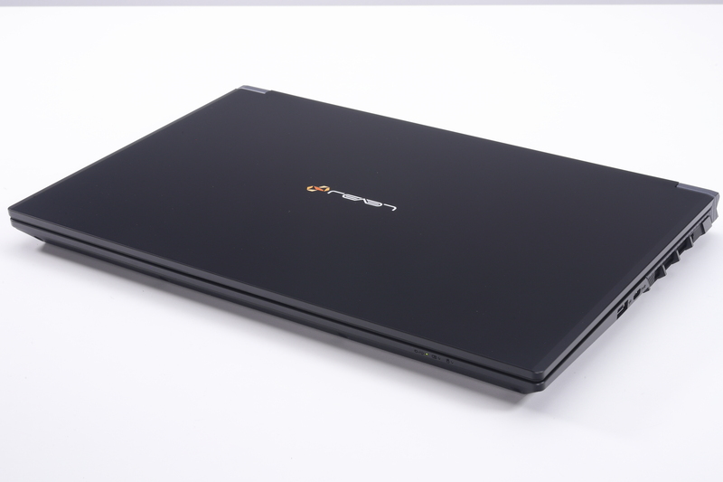 ディスプレイを閉じた状態。筐体サイズは約361×248.5×31.9mm