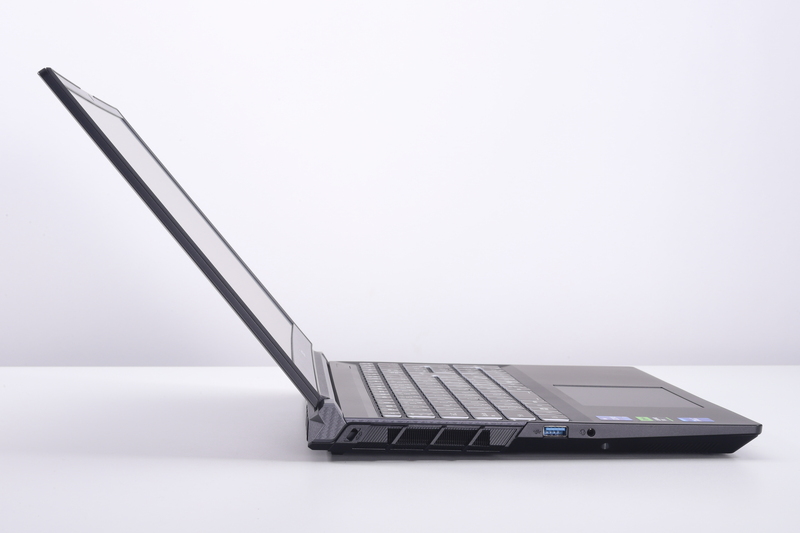 ディスプレイを最大限に開いた状態