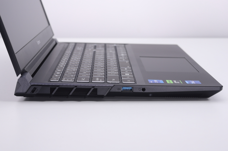 左側面。セキュリティロックスロット、USB 3.2 Gen 1 Type-A(5Gbps)、ヘッドセット端子