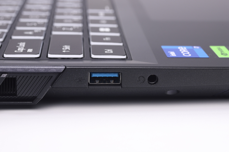 左側面。セキュリティロックスロット、USB 3.2 Gen 1 Type-A(5Gbps)、ヘッドセット端子