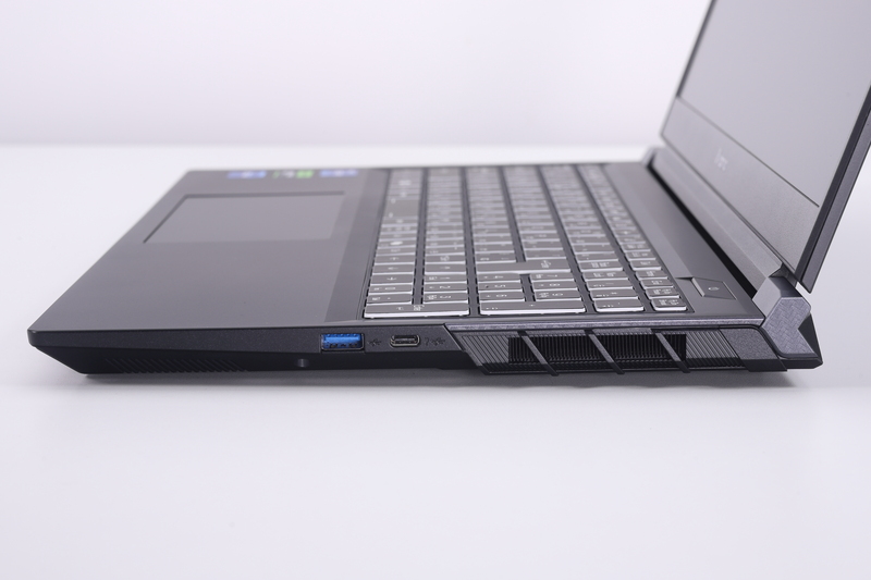 右側面。USB 3.2 Gen 2 Type-A(10Gbps)、USB 3.2 Gen 2 Type-C(10Gbps)