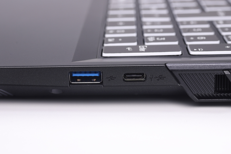 右側面。USB 3.2 Gen 2 Type-A(10Gbps)、USB 3.2 Gen 2 Type-C(10Gbps)