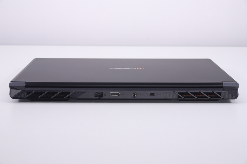 背面。有線LAN(1GbE)、HDMI、電源入力、USB 3.2 Gen 2 Type-C(10Gbps)