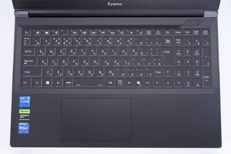 テンキー付きの日本語配列キーボードを採用。右上には電源スイッチ、パームレスト部にはタッチパッドが配置されている