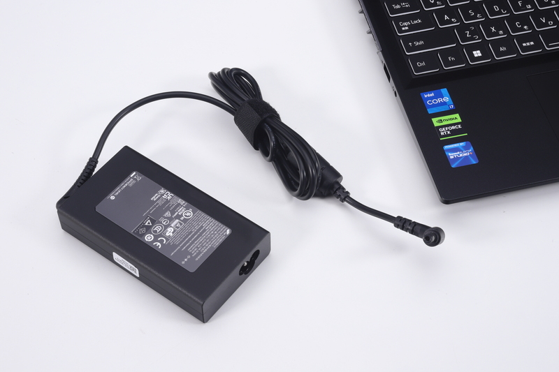 LEVEL-15FX166-i7-RKPX付属のACアダプタ。180W(20V/9A)の出力が可能