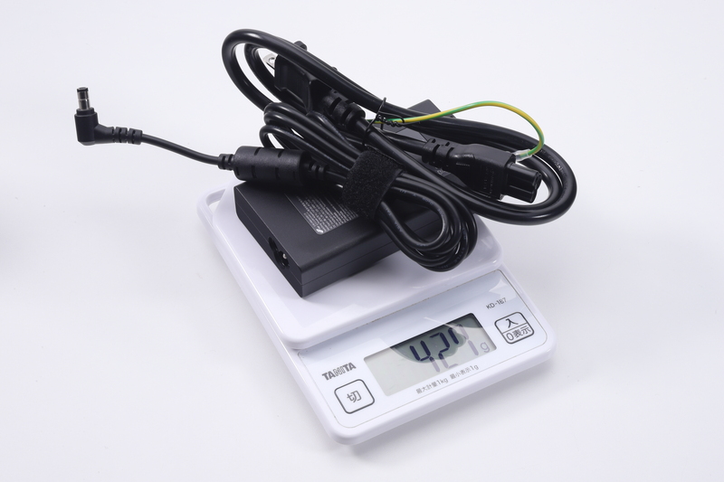 ACアダプタは薄くコンパクト。基本的には本体と一緒に持ち歩くことになる