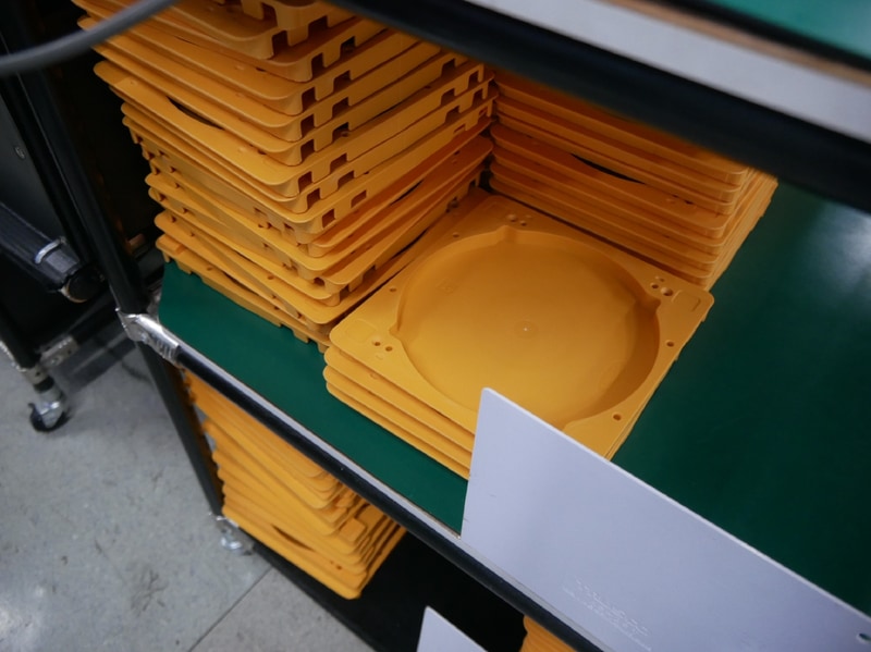 このトレイにリールを載せて自動倉庫に収納する