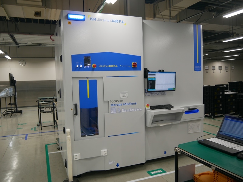 新たに導入した自動倉庫。部品をリールのまま収納している