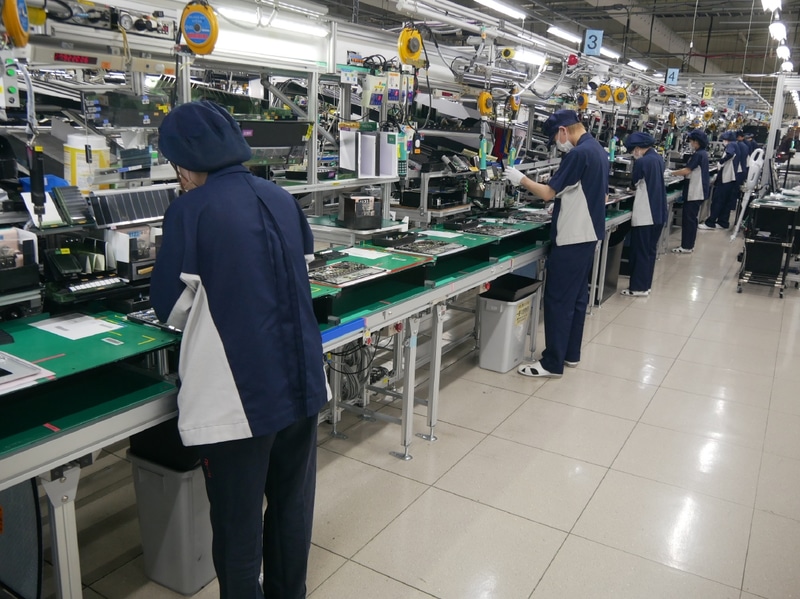 PC組み立てラインの様子。増産体制を敷いている