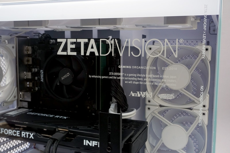 ガラスにはZETA DIVISIONの文字やロゴが入っている