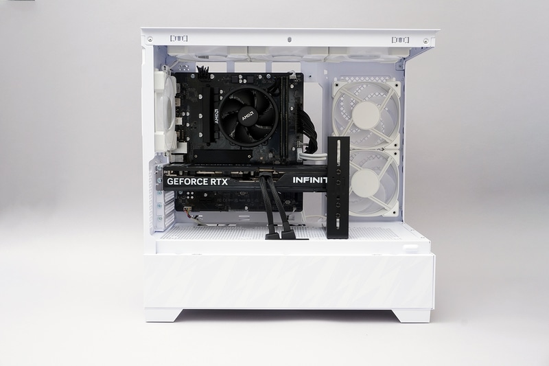 PCケースの内部。ケーブル類は極力見えないようにうまく処理されている