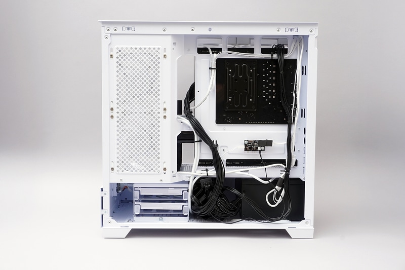 裏面のケーブル配線も底面のスペースをうまく活用してキレイにまとめられている