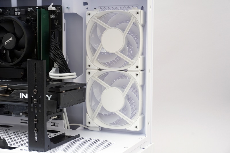 右側面に2基の吸気用ファンが設置されている