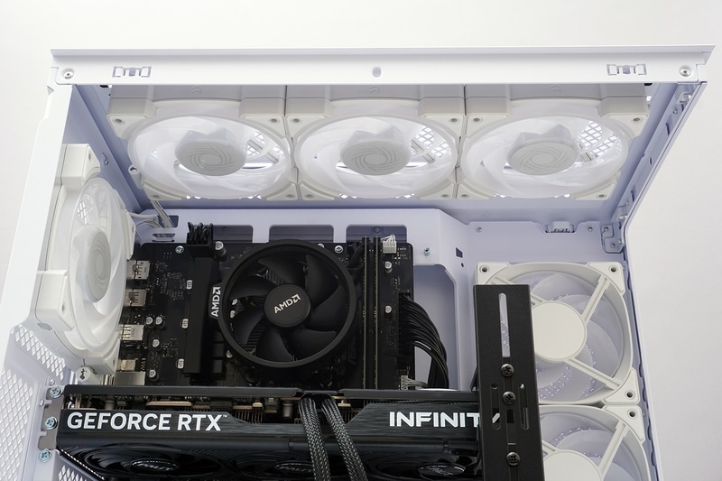 天面に3基、背面に1基の排気用ファンを搭載。CPUクーラーはAMDのリテールクーラーと見られる