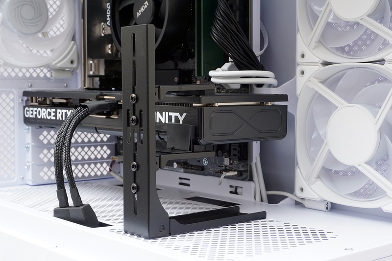 ビデオカードは大型のサポートステイで上下からしっかりと固定されていた