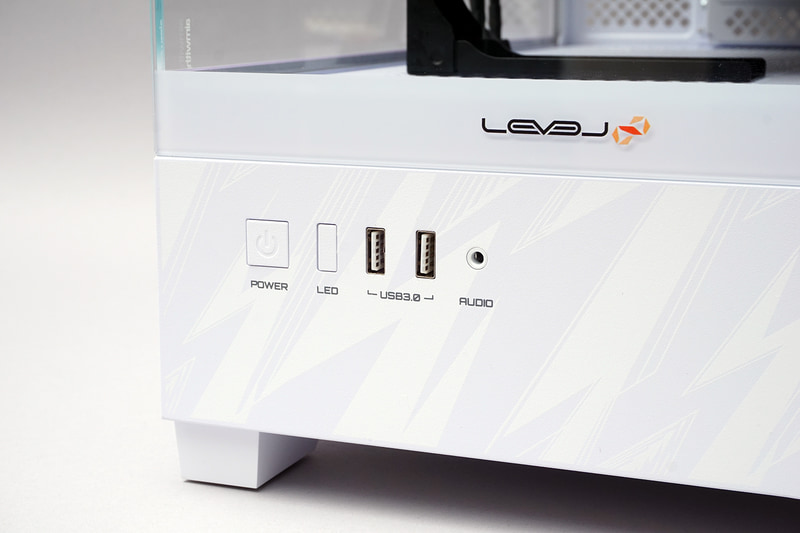 前面下部にはヘッドセット端子、USB 3.2 Gen 1 2基、LED制御用のボタン、電源ボタンが搭載されている