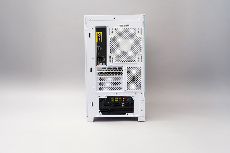 背面には映像出力のほか、1000BASE-Tの有線LAN、USB 3.2 Gen 1 Type-C、USB 3.2 Gen 1 2基、USB 2.0 2基、サウンド入出力などが搭載されている