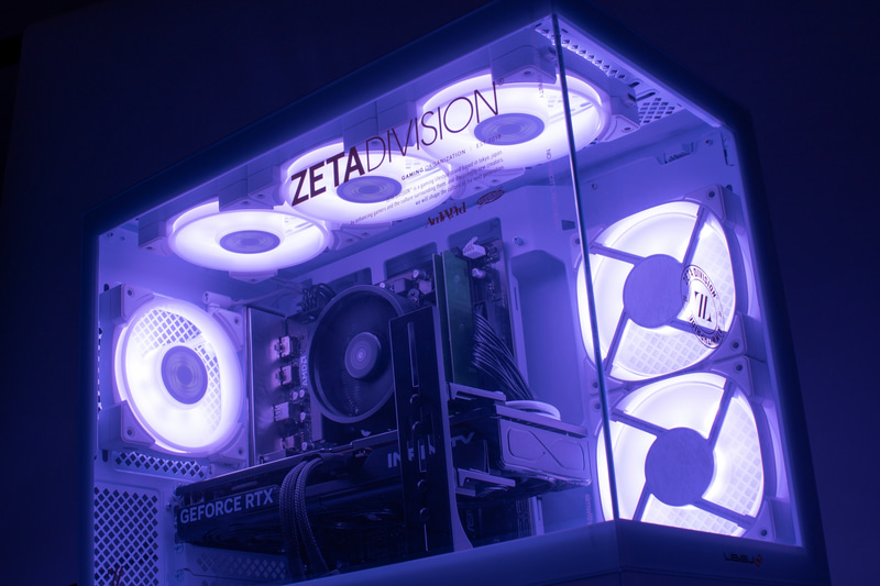 パソコン工房「<a href="https://www.pc-koubou.jp/products/detail.php?product_id=1144268&utm_source=pcwatch&utm_medium=content-text&utm_campaign=advertorial_pcwatch_zeta1010&utm_content=nonpay" class="n" target="_blank">LEVEL-M5A6-R97X-TKX-ZETA DIVISION [RGB Build]</a>」。直販価格は30万4,800円から