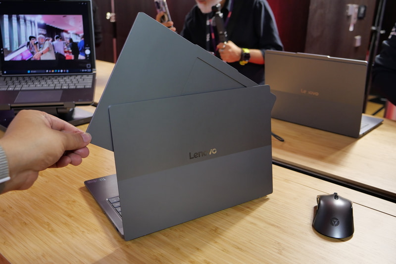 ディスプレを縦回転できる世界初のギミックを搭載