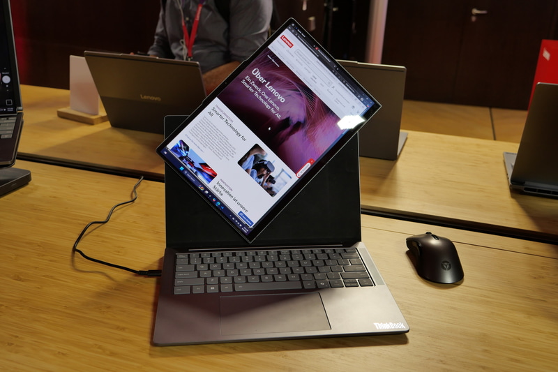 ディスプレイの回転はかなりスムーズで、簡単に縦横の切り替えが可能