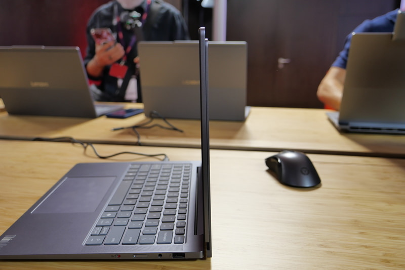 ディスプレイの回転ギミックを搭載しながら、ディスプレイ部や本体は非常に薄い