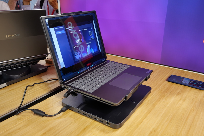 Lenovo Smart Motion ConceptにノートPCを装着して利用する