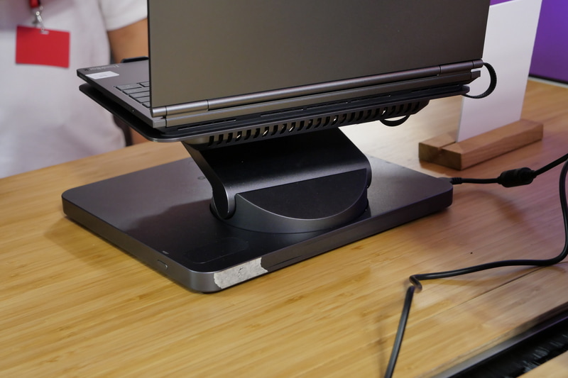 スタンドはノートPCのカメラ、マイク、スピーカーと統合し、カメラで捉えた顔の動きに合わせてヒンジ部が上下左右に回転する