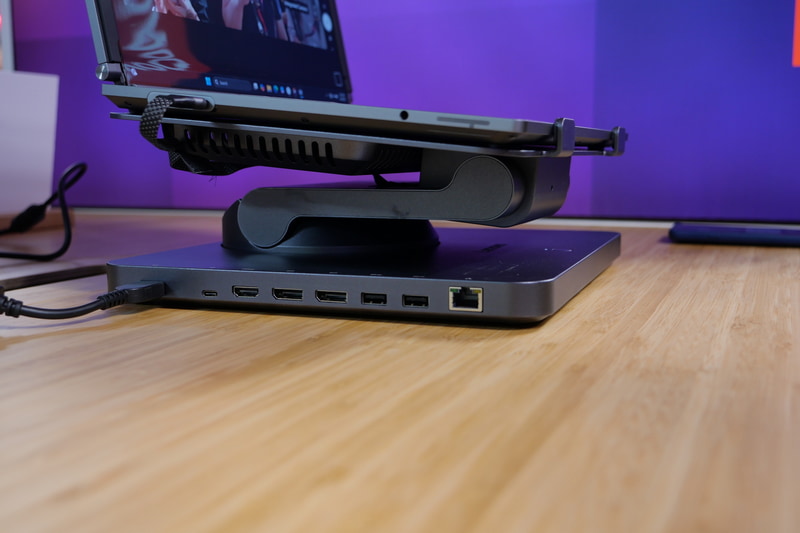 スタンド側面にはDisplayPortやLANポートなどのハブ機能も備える