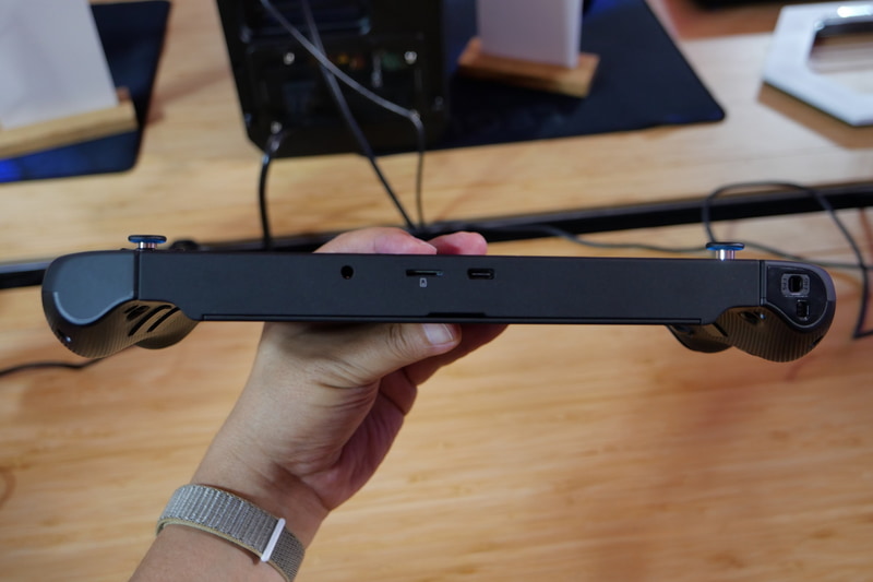 コントローラ装着時の下部側面