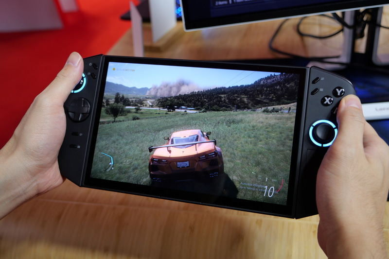 両手で持った状態