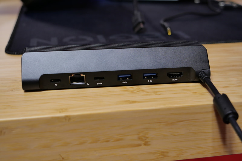 背面にLANやUSB、HDMI出力などを備える