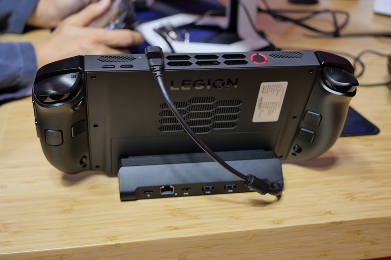 利用時には本体上部のUSB4に接続する