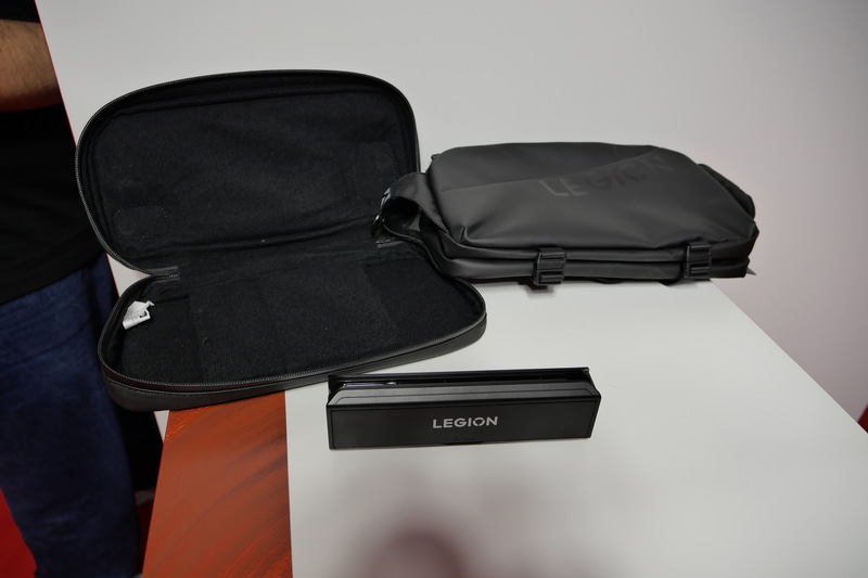 専用ケースや拡張バッテリも用意される