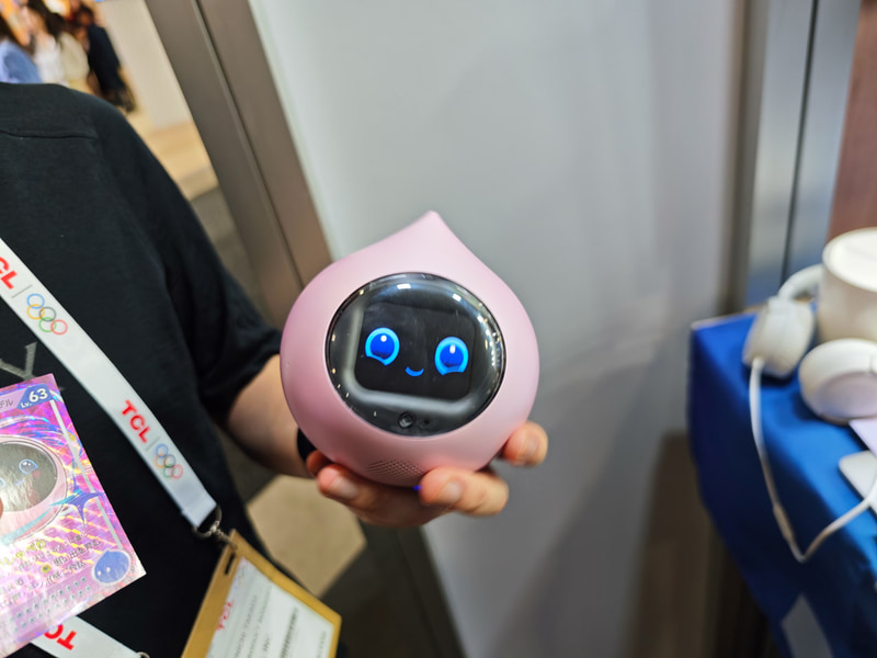 MIXIの会話型ロボットRomi、なでるとそれに反応するなどユニークな動作が特徴。日本では販売済みだが、将来のグローバル展開を見すえて出展