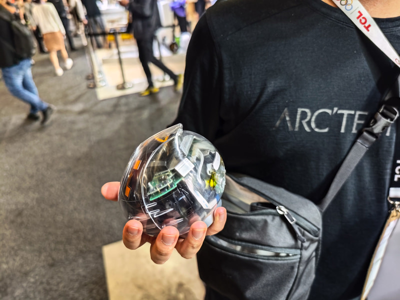 MIXIの会話型ロボットRomi、なでるとそれに反応するなどユニークな動作が特徴。日本では販売済みだが、将来のグローバル展開を見すえて出展