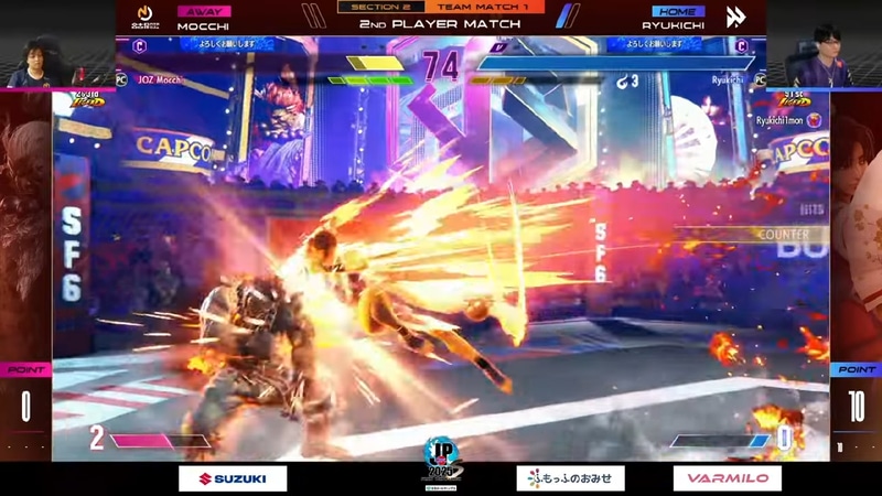 中堅戦はりゅうきちの舞ともっちーの豪鬼の1戦だが、りゅうきちの舞が軽快な動きで勝利。その立ち回りは解説のハメコ。氏が「完璧だ」と言うほどだ