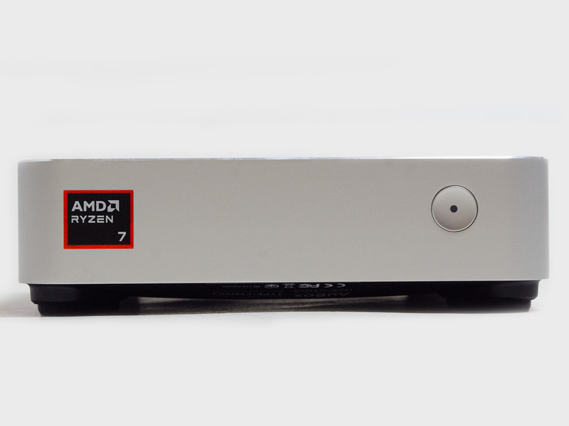 前面。電源ボタン。結構薄型な筐体が印象的