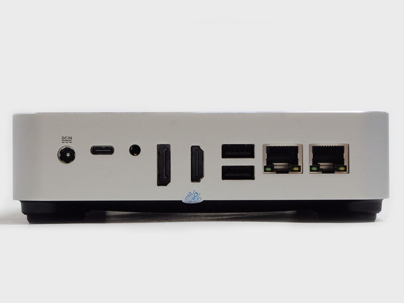 背面は電源入力、USB4、3.5mmジャック、DisplayPort、HDMI、USB 2.0 2基、2.5GbE 2基