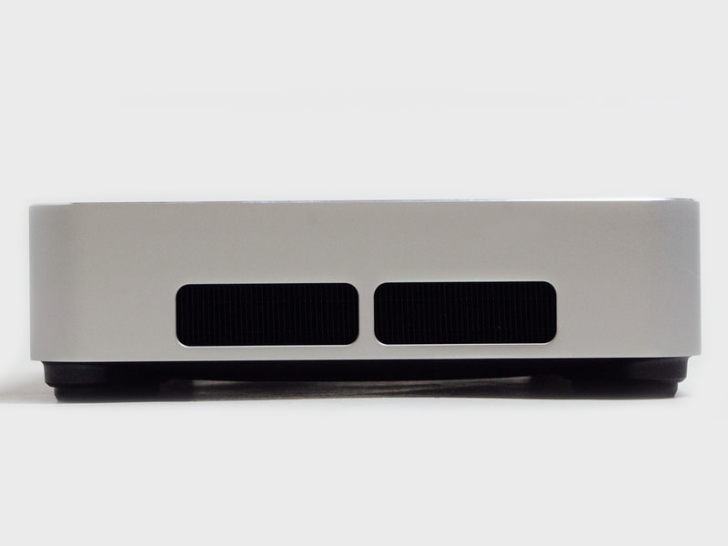 左サイドは放熱用のスリットのみ