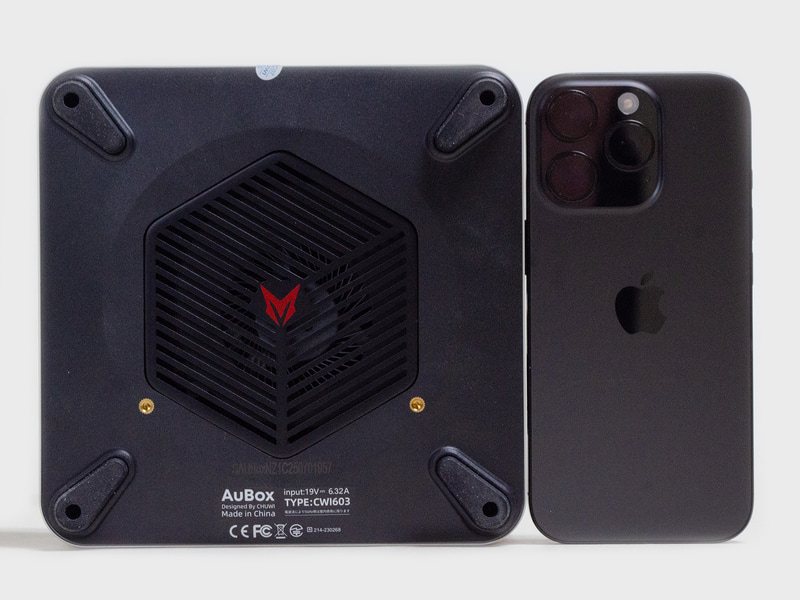 裏面とiPhone 16 Pro。VESAマウンタ用のネジ穴2つ。iPhone 16 Proとほぼ同じ。厚みがない分、フットプリントは広め