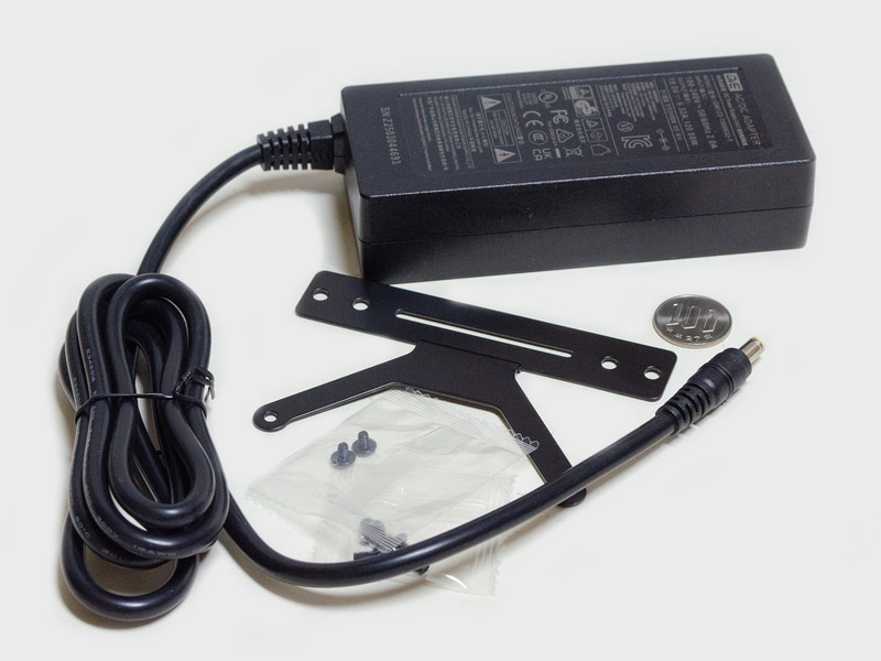 付属品。ACアダプタ(サイズ約150×55×30mm/重量450g/出力19V、6.32A、120W)、VESAマウンタとネジ