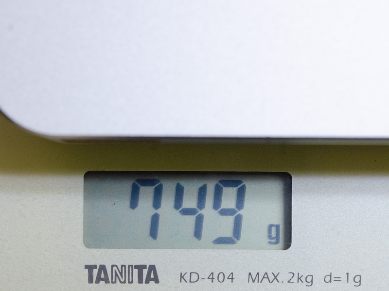 重量は実測で749g